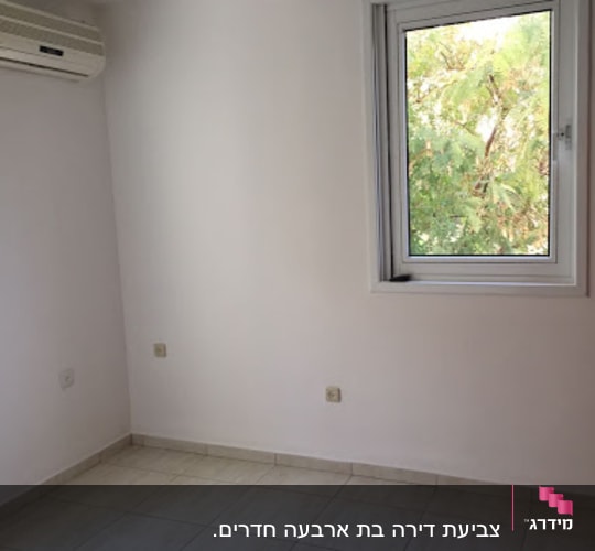 חדר ריק עם קירות צבועים בלבן